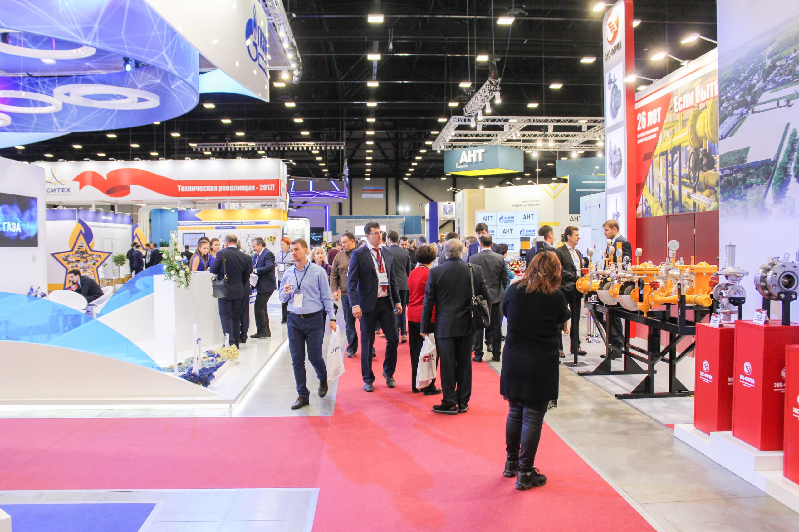 Visitors among the stands of companies. Visitors among the stands of companies.