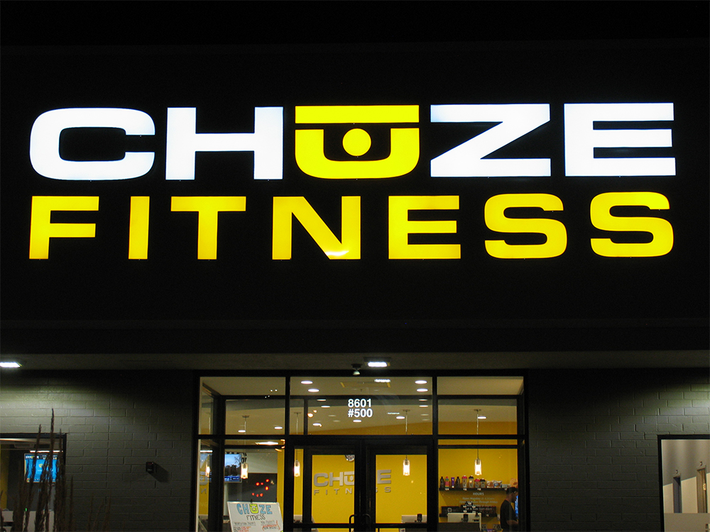 chuze-fitness-front-lit-web